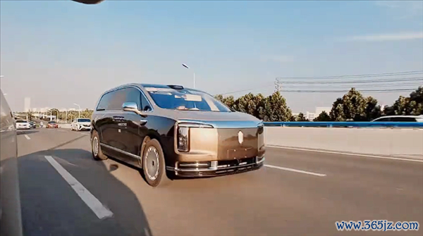 百万价位MPV！尊界V800实车曝光：车头宽广车标极其着重